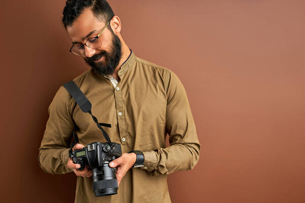 молодой фотограф-наркоман смотрит на фотографии, которые он сделал