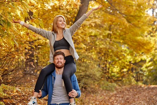 Adorável casal caucasiano desfrutar do passeio na floresta — Fotografia de Stock