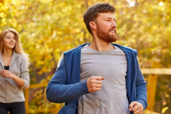 微笑的男人在公园里奔跑，享受健康的生活 — 图库照片