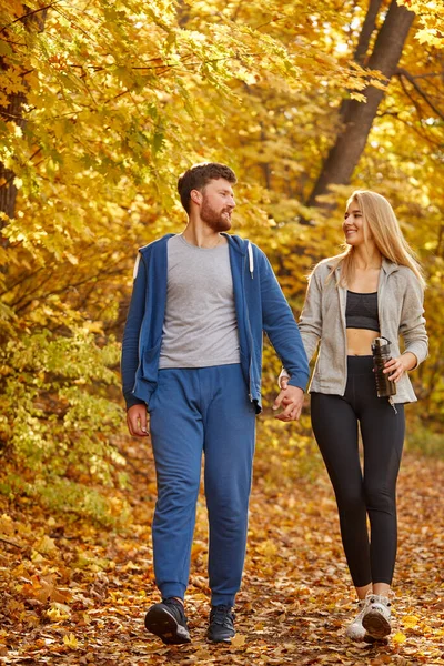快乐可爱的夫妻喜欢在森林里散步，聊聊天 — 图库照片