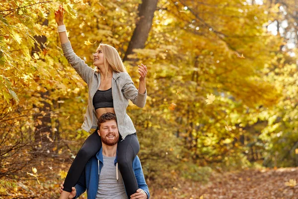 Couple heureux se détendre dans la nature d'automne — Photo