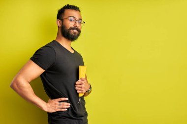 Elinde kitap olan açık fikirli bir Arap 'ın portresi.