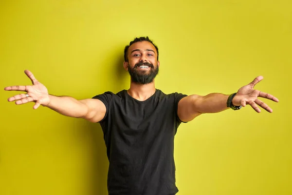 Lasst euch umarmen. junger positiver Mann mit ausgebreiteten Armen — Stockfoto