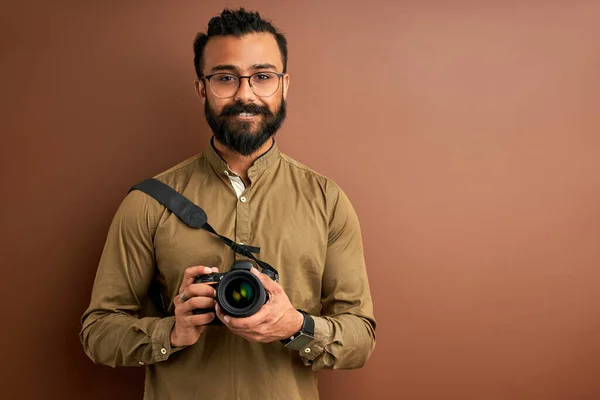 Retrato de hombre árabe guapo tomando fotos en la cámara — Foto de Stock