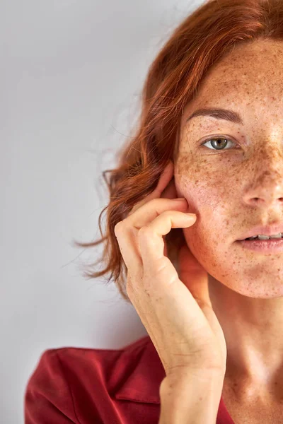 Close-up portrait of freckled redhead woman looking at camera — Stock Photo, Image