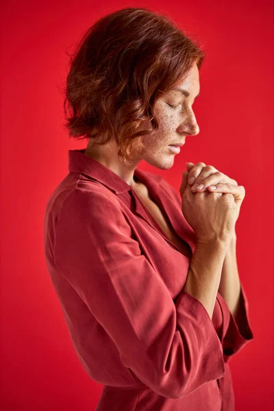 Портрет збоку на молодій жінці, що молиться — стокове фото