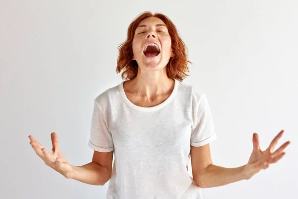 Urlando donna è irritato da qualcosa — Foto Stock