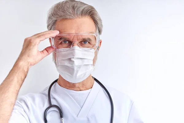 Médico senior caucásico hombre en gafas protectoras — Foto de Stock