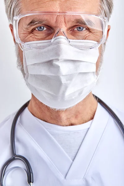 Nahaufnahme Porträt eines selbstbewussten männlichen Arztes in Maske — Stockfoto