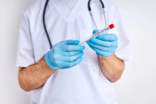 Doctor científico macho sostiene muestra tubo en mano —  Fotos de Stock