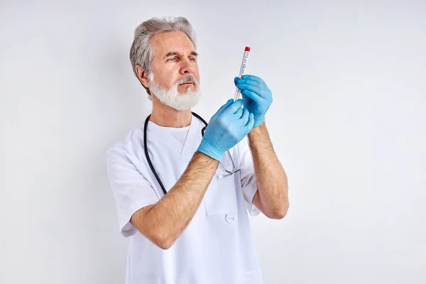 Investigador médico o científico masculino o médico que sostiene un tubo de ensayo de solución líquida en un laboratorio — Foto de Stock