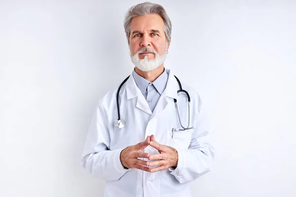 Médico de edad avanzada confiado en uniforme médico blanco — Foto de Stock