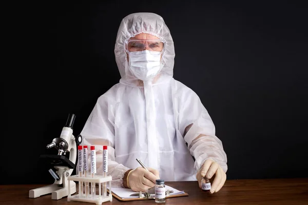 Médico cientista profissional faz anotações, usando tubos de teste coronavírus — Fotografia de Stock