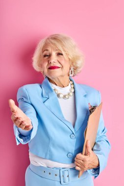 Dost canlısı beyaz bayan seni ekibine davet ediyor.