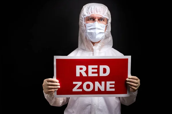 Retrato del médico varón en traje médico protector sosteniendo tableta con inscripción ZONA ROJA — Foto de Stock