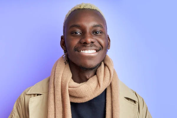 Ritratto di ottimistico ragazzo afro sorridente in cappotto alla moda — Foto Stock