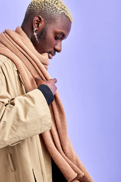 Vista laterale su afro americano maschio indossa sciarpa e cappotto isolato — Foto Stock