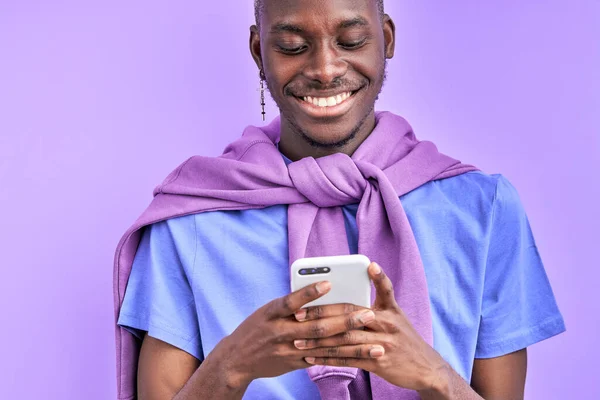 Retrato de cara africano positivo olhando para smartphone — Fotografia de Stock