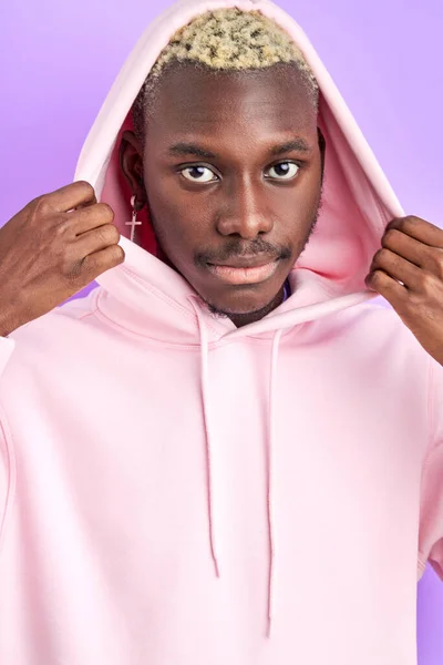 Calm afro man is wearing hood of pullover — Stockfoto