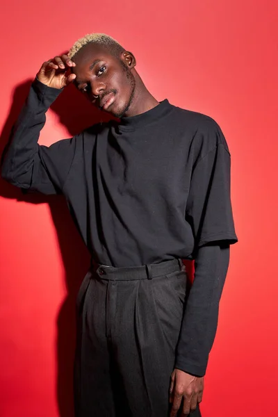 Bello afro americano uomo in fantasia nero vestiti — Foto Stock