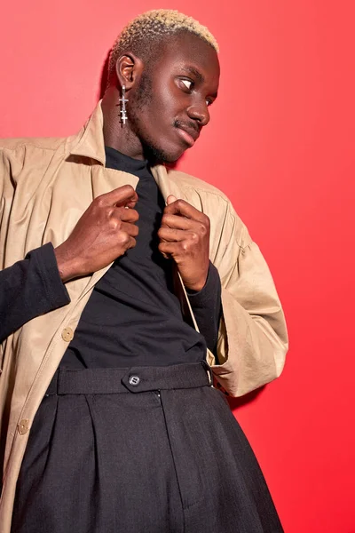 Portrait of afro american man in modern trendy beige trench coat — Stockfoto