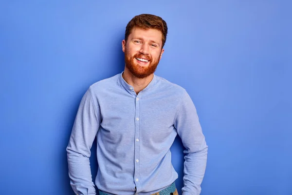 Alegre engraçado gerente homem sorrindo para câmera isolado — Fotografia de Stock