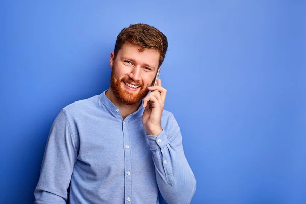 Ενθουσιασμένος καυκάσιος άντρας μιλάει στο τηλέφωνο με κάποιον — Φωτογραφία Αρχείου