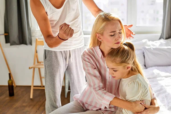 Problema familiar, pai e mather está lutando brigas, mas filha muito triste — Fotografia de Stock