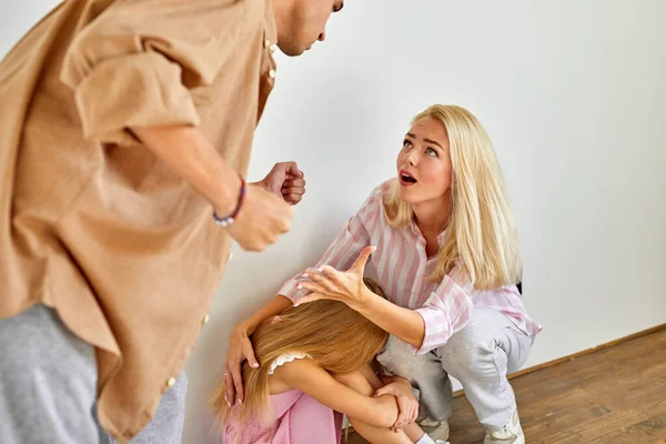 Dühös nő megdöbbent férje viselkedése — Stock Fotó