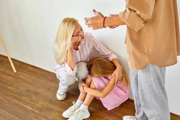 Problemas sociales, abusos y agresiones contra mujeres y niños, golpeando y golpeando a mujeres en el hogar — Foto de Stock