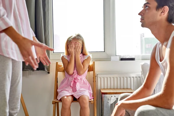 Ledsna flicka dotter lider av föräldrar gräl, våld i hemmet och familj konflikt koncept — Stockfoto