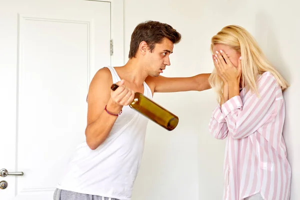 Uzależniony od alkoholu mężczyzna i kobieta rozwiązują sprawy w domu — Zdjęcie stockowe