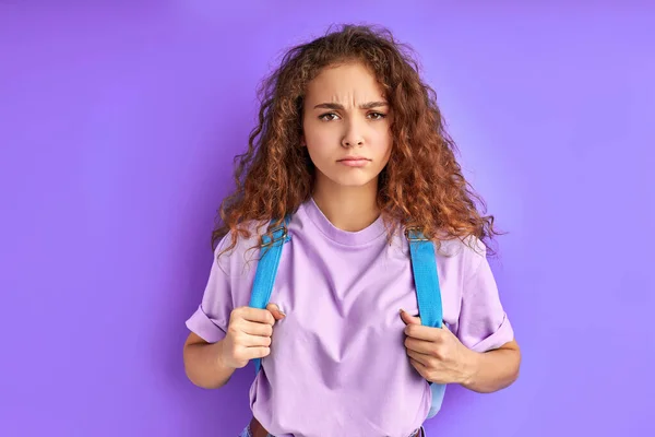 Smutný rozrušený vyděšený dívka se školní taška při pohledu na kameru — Stock fotografie