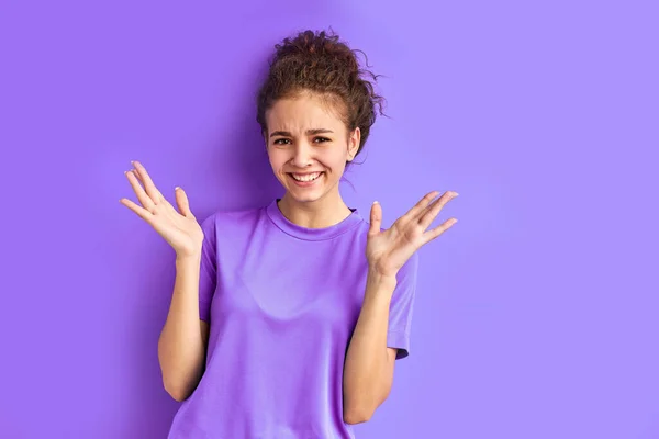 Estúdio tiro de menina encaracolado feliz emocional isolado — Fotografia de Stock