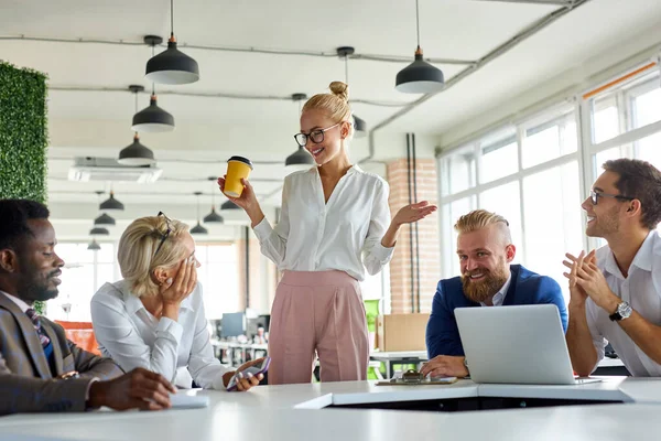 Goed uitziende vrouwelijke baas executive bespreken business ideeën met medewerkers — Stockfoto