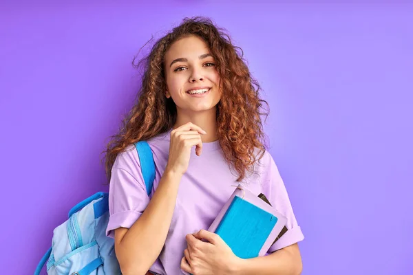 Joven hermosa escuela chica con pelo rizado entusiasta de estudiar — Foto de Stock