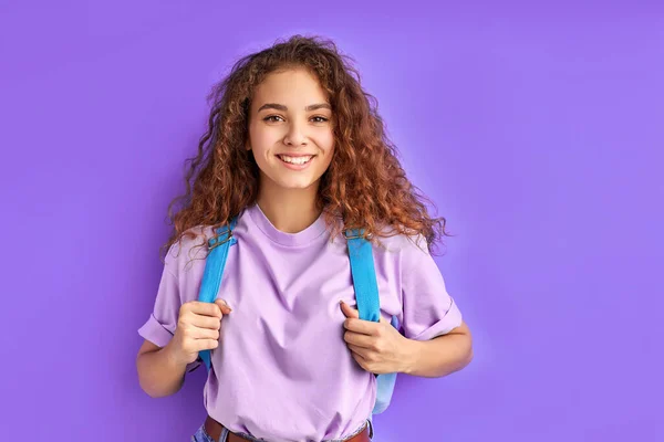 Diligente tímido caucásico escuela chica llevar escuela bolso posando — Foto de Stock
