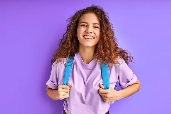 Brillando con felicidad estudiante chica aislado en púrpura fondo — Foto de Stock