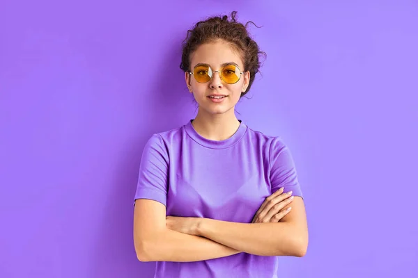 Cooles trendiges Mädchen mit Sonnenbrille blickt in die Kamera posiert — Stockfoto