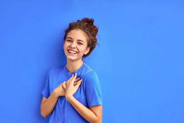 Estudio disparar de emocional feliz rizado chica aislada —  Fotos de Stock