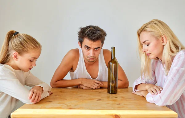 El borracho sólo trae problemas a la familia. — Foto de Stock