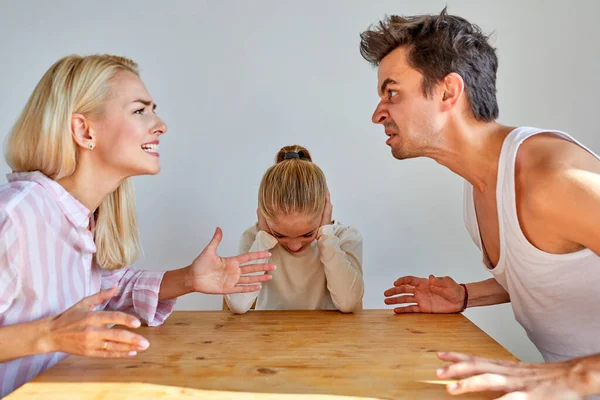 Hombre castigando humillante esposa e hijo — Foto de Stock