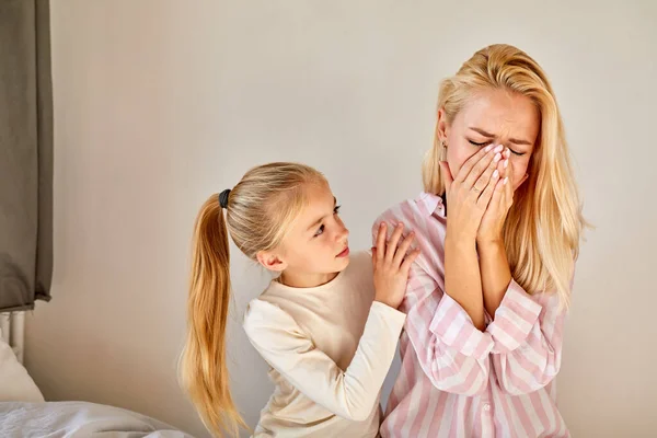Child calm down her crying mother — Stock Photo, Image