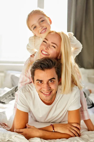 Portrait de famille heureuse au lit — Photo