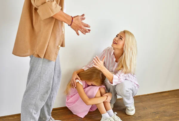 Kızgın kadın kocasına bağırıyor, kızını küçük düşürüyor. — Stok fotoğraf