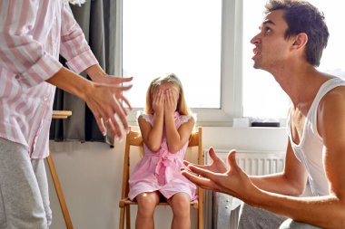 Aile sorunu, baba ve Mather kavga ediyor ama kızı çok üzgün.