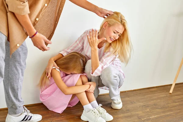 Retrato del niño con la madre sentada juntos sufriendo de cruel padre — Foto de Stock