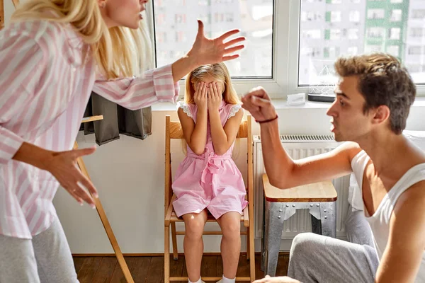 Unga flicka lider av gräl mellan föräldrar i familjen hemma — Stockfoto