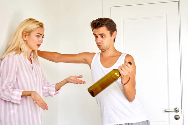 Wściekła młoda kaukaska kobieta krzyczy i obwinia mężczyznę alkoholem — Zdjęcie stockowe