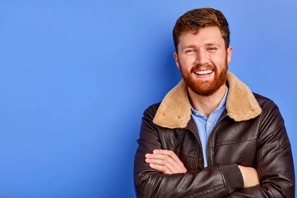 Fresco hombre de moda en invierno u otoño abrigo posando en la cámara — Foto de Stock